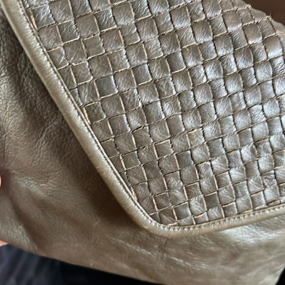 Wanderers Travel Co. THE MARSEILLE WOVEN CROSSBODY CLUTCH in green - Picture 2 of 5